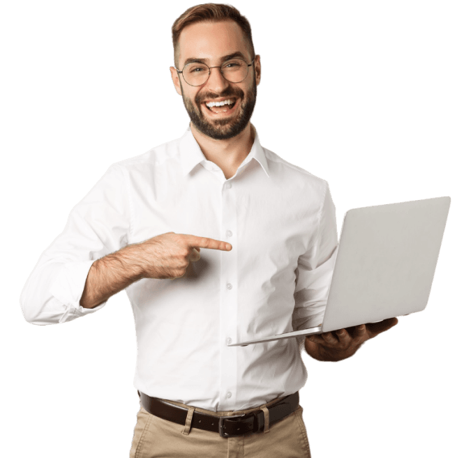 homem segurando e apontando para um laptop